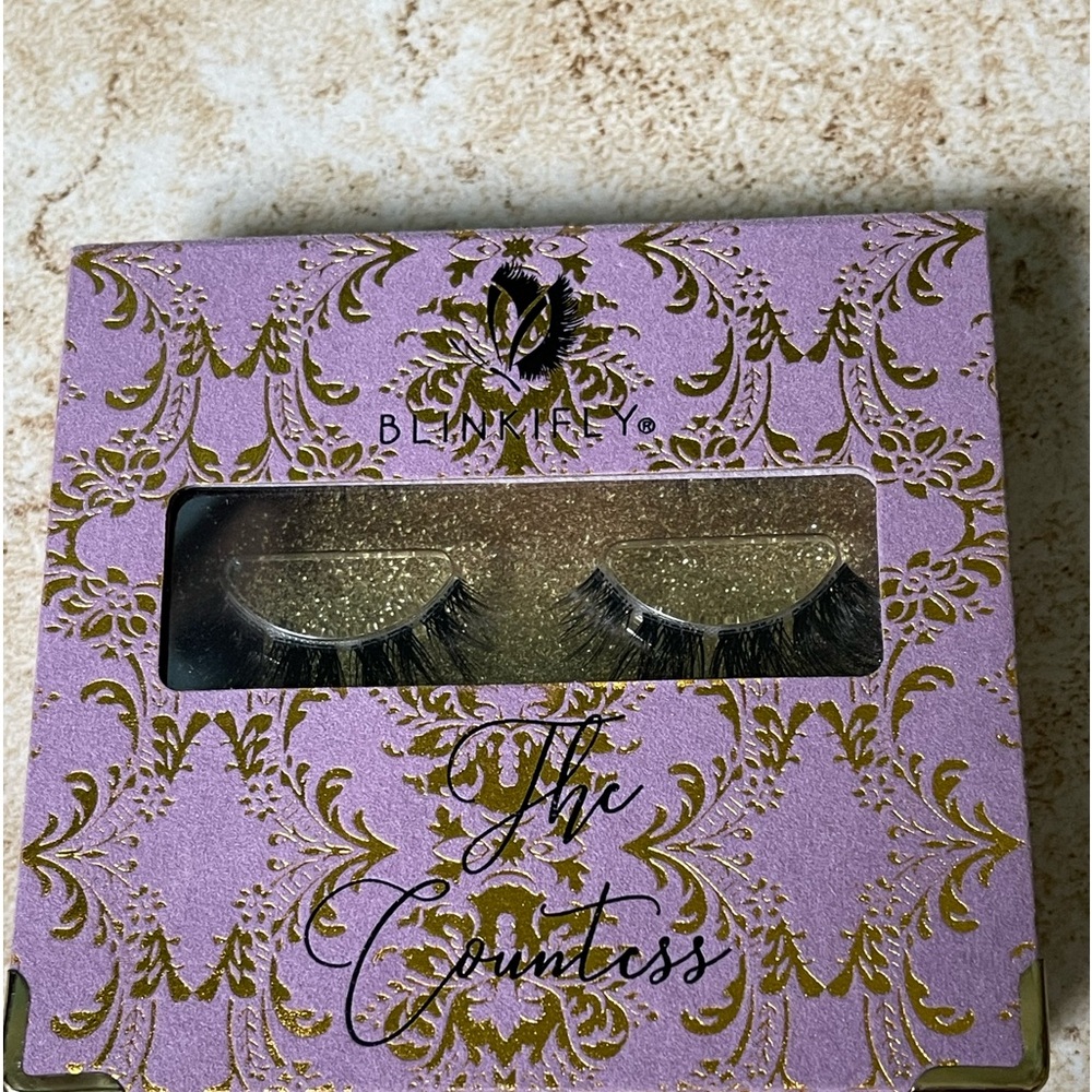 Blinkify “The Countess” eyelashes